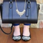 Torebka, buty i biżuteria – jak tworzyć spójne zestawy?